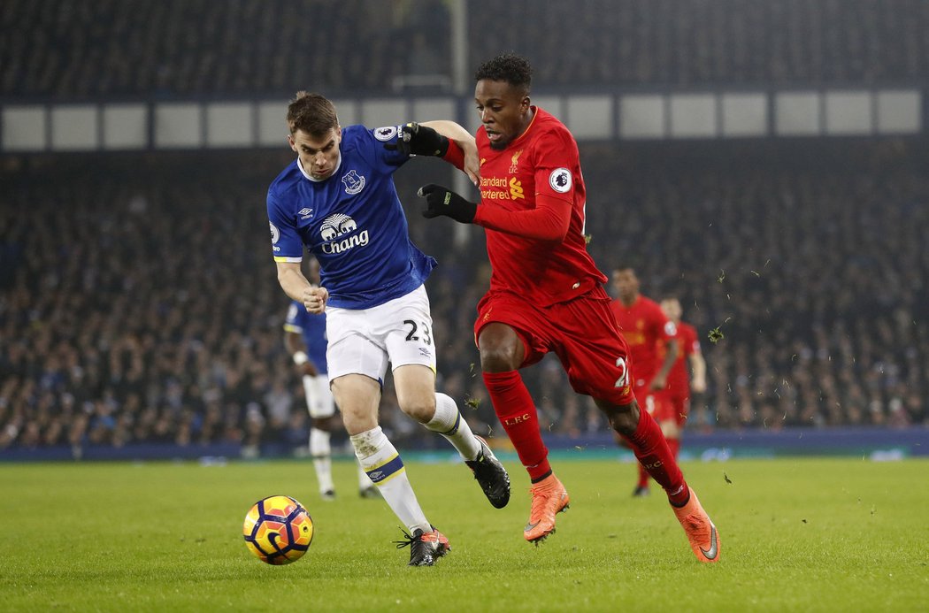 Rychlostní souboj mezi obráncem Evertonu Seamusem Colemanem a liverpoolským útočníkem Divockem Origim (vpravo)