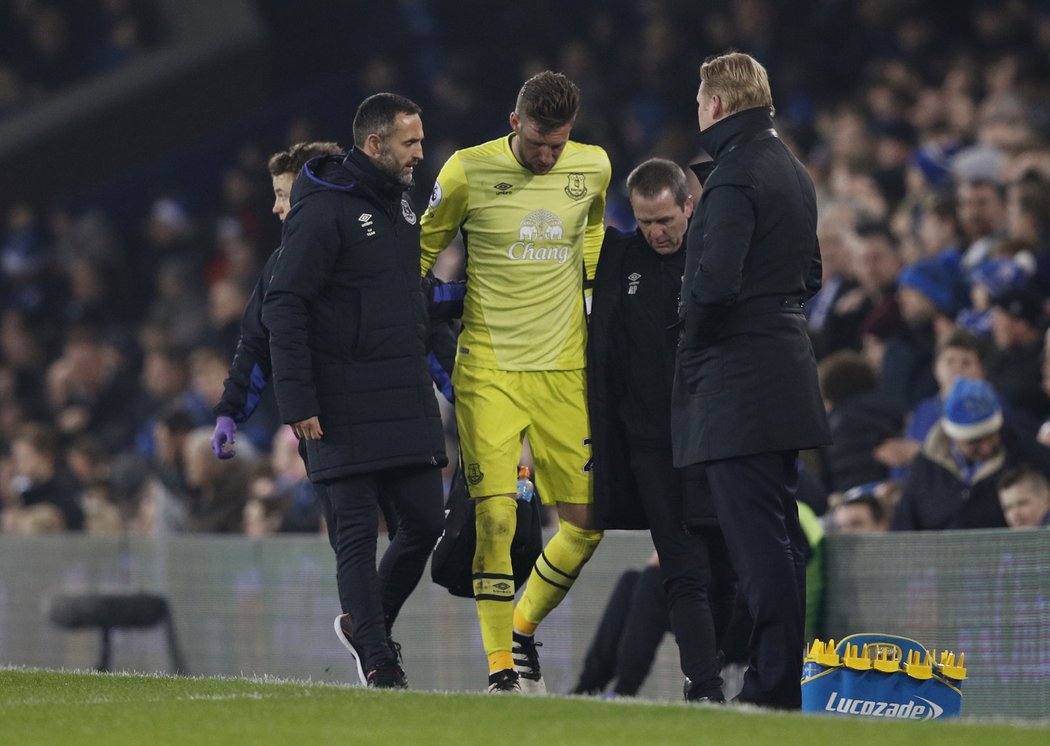 Evertonu se během utkání zranil brankář Maarten Stekelenburg a musel střídat
