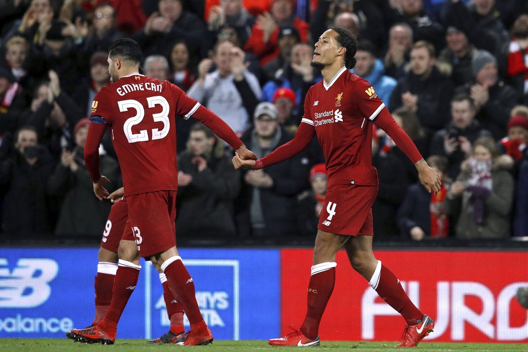 Virgil van Dijk slaví svůj první gól za Liverpool spolu s Emre Canem