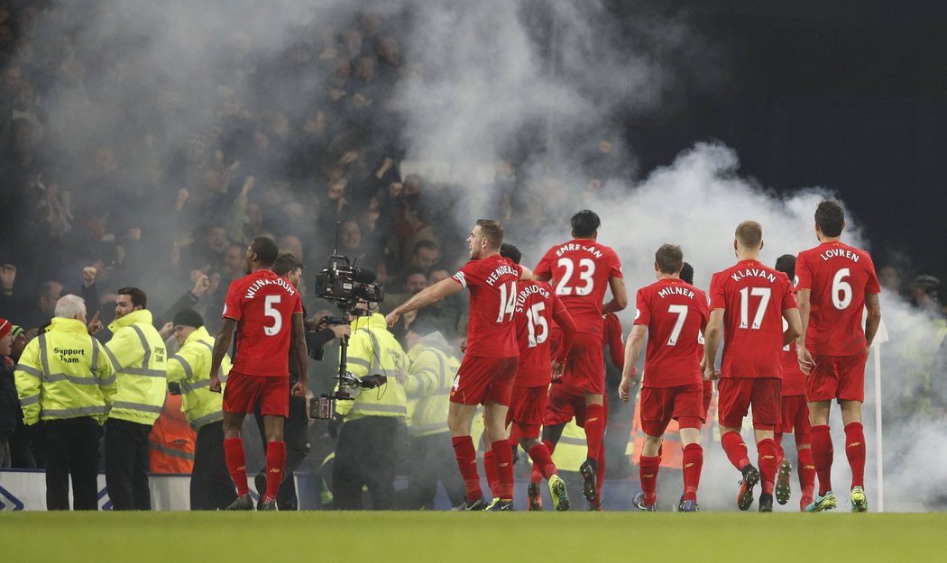 Fanoušci Liverpoolu hodili po vítězné brance dýmovnici na hřiště