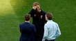 Manažer Liverpoolu Jürgen Klopp mluví se Stevem McManamanem a Stevenem Gerrardem