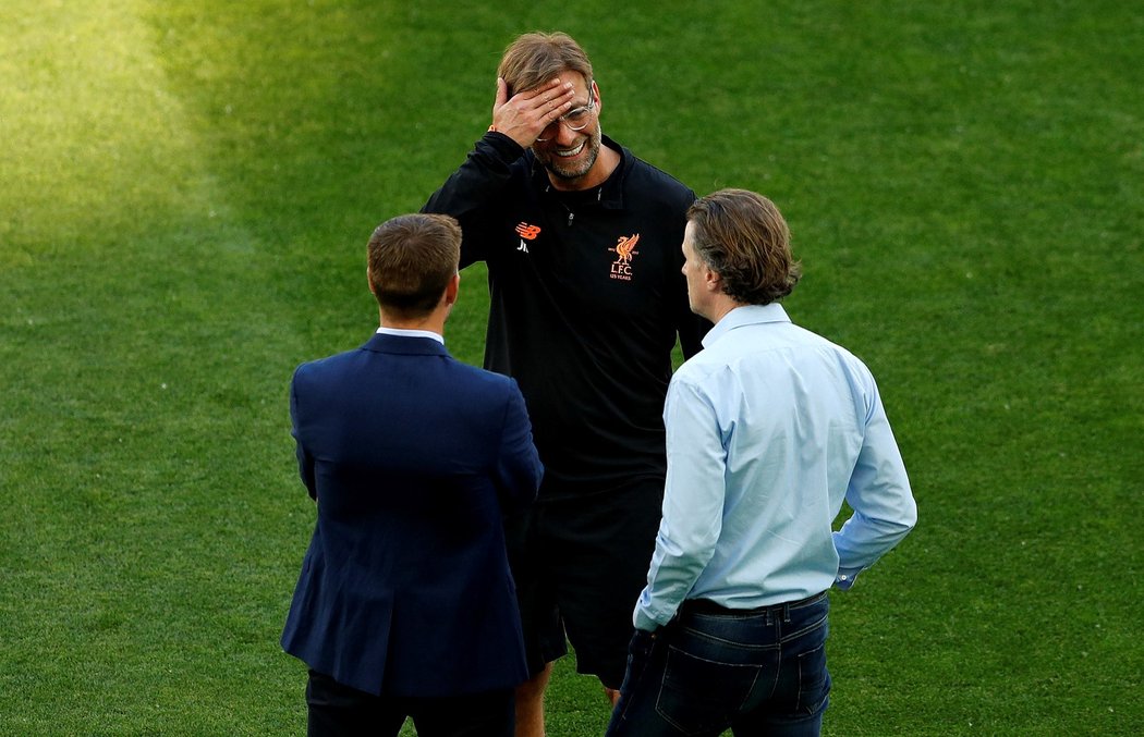 Manažer Liverpoolu Jürgen Klopp mluví se Stevem McManamanem a Stevenem Gerrardem