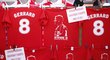 Legenda Liverpoolu Steven Gerrard se dnes naposledy ukáže na domácím hřišti v dresu "Reds" a fanoušci se chtějí s modlou náležitě rozloučit. Obchodníci prodávají prakticky cokoliv s tématikou Gerrard, třeba dresy.