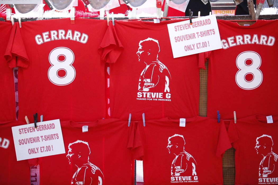 Legenda Liverpoolu Steven Gerrard se dnes naposledy ukáže na domácím hřišti v dresu &#34;Reds&#34; a fanoušci se chtějí s modlou náležitě rozloučit. Obchodníci prodávají prakticky cokoliv s tématikou Gerrard, třeba dresy.