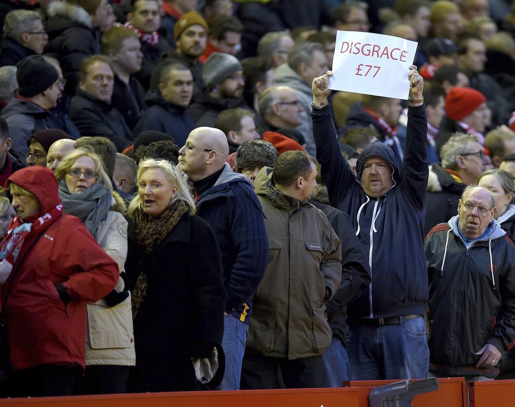 Protest v Liverpoolu. Fanoušci reds dali jasně najevo, že se jim nelíbí plán vedení klubu zdražit v další sezoně vstupenky.