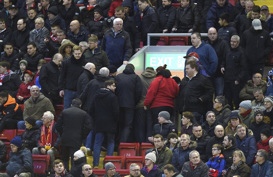 Varování. Fanoušci Liverpoolu opustili v 77. minutě svá místa při utkání Premier League se Sunderlandem. Vyjádřili tak nelibost s plánovaným zdražením lístků.