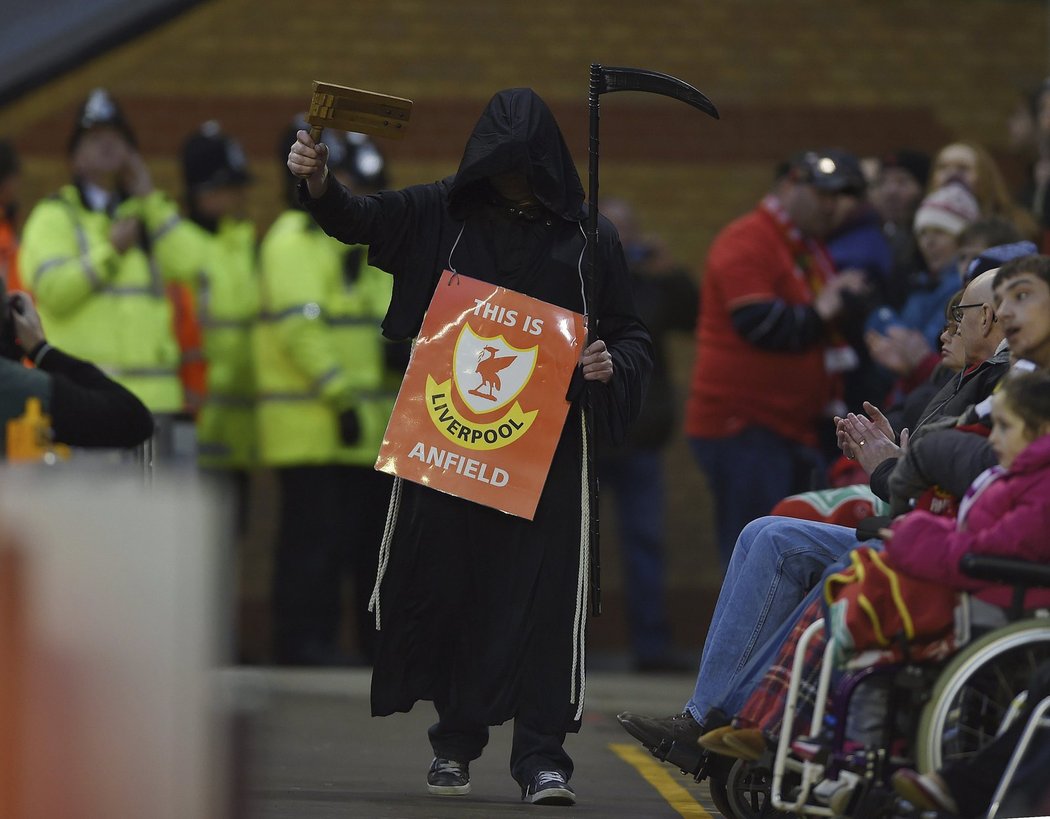 Černá smrtka obcházela stadionem Liverpoolu během duelu se Sunderlandem. A to od chvíle, co se v 77. minutě rozhodla část fanoušků odejít na protest proti plánovanému zdražení vstupenek.