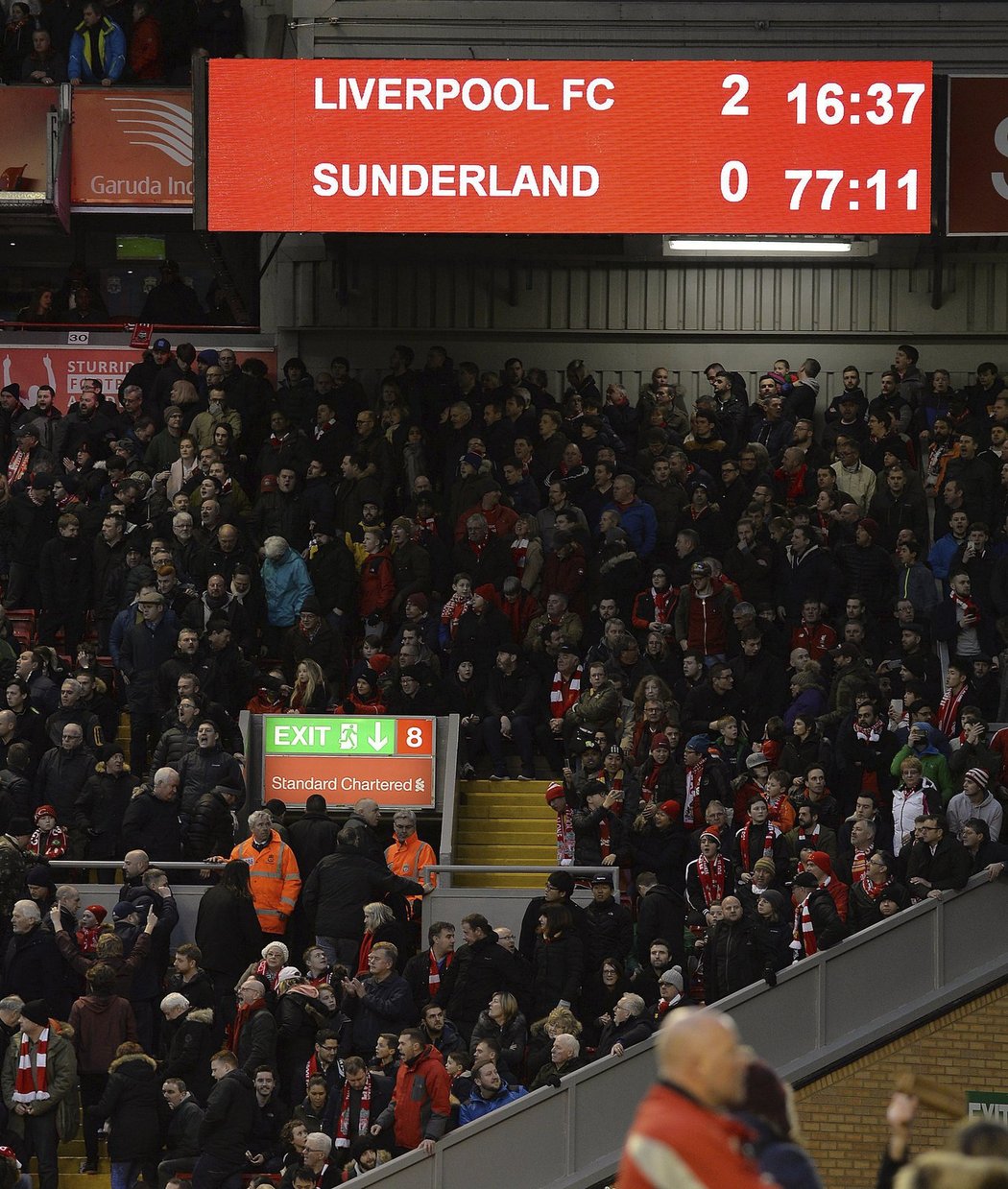 77. minut a dost. Fanoušci Liverpoolu protestují proti plánovanému zdražení cen vstupenek, z duelu proti Sunderlandu odešli chvíli před koncem a neviděli dvě trefy hostů.