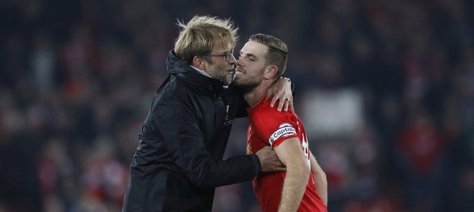Trenér Liverpoolu Jürgen Klopp se raduje po výhře s kapitánem Jordanem Hendersonem