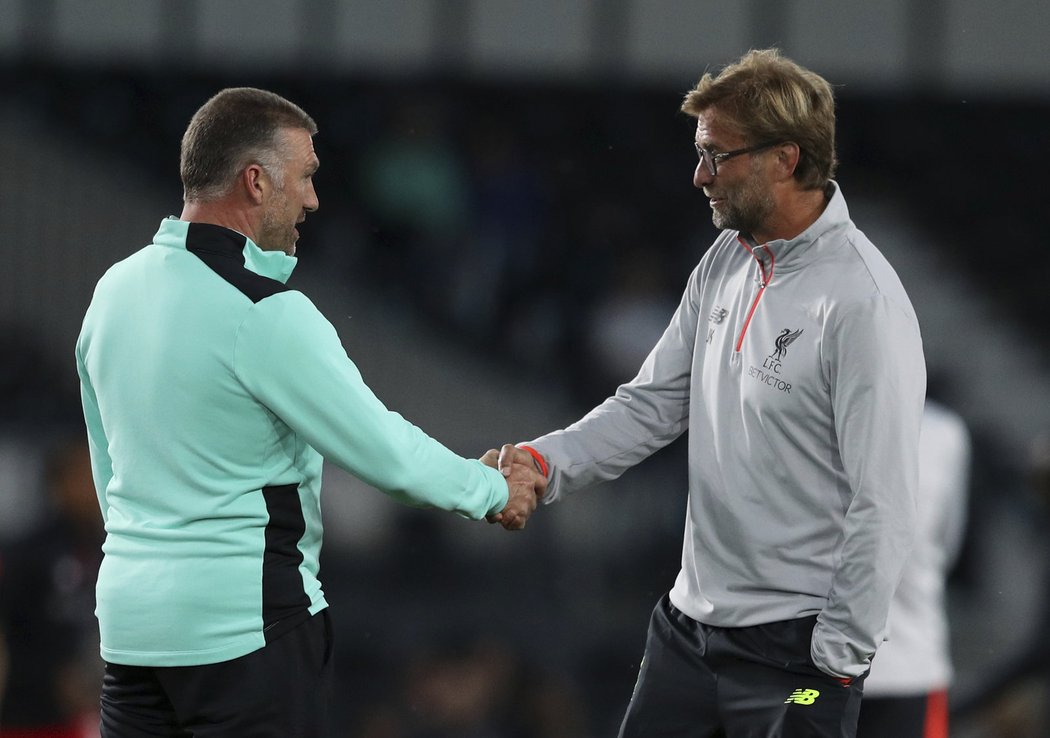 Klopp zdraví trenéra Derby Nigela Pearsona