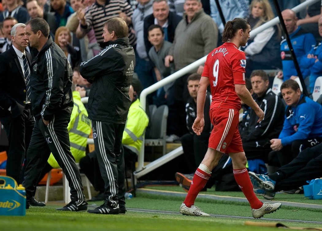 Naštvaný Carroll po vystřídání nepodal ruku trenérovi Dalglishovi a zamířil rovnou do šaten.