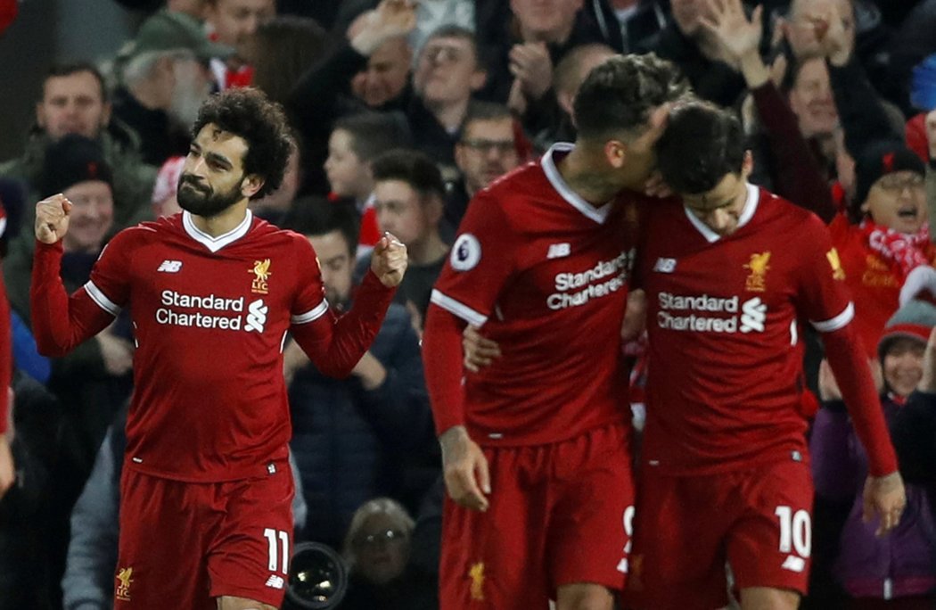 Fotbalisté Liverpoolu slaví gól v utkání s Leicesterem