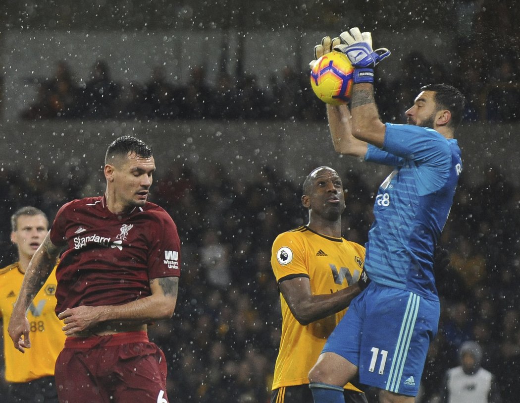 Do brány ne! Rui Patricio chytá jednu ze střel Liverpoolu