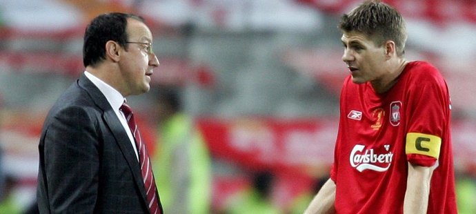 Legenda Liverpoolu Steven Gerrard s manažerem Rafou Benítezem v roce 2005