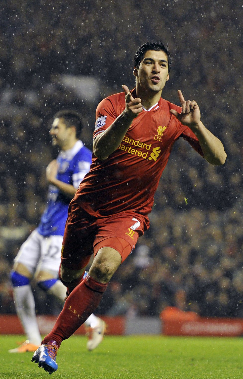Luis Suárez si gólem do sítě Evertonu upevnil pozici na čele střelců Premier League