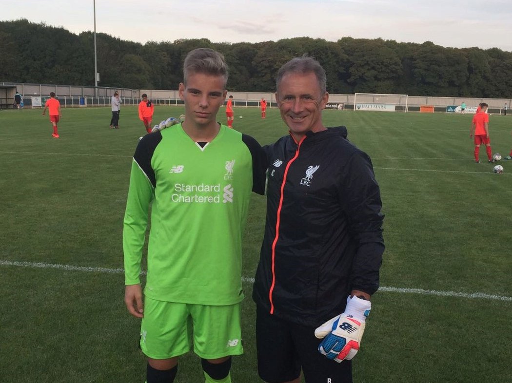 Mladý český brankář Vítězslav Jaroš působí v týmu do osmnácti let slavného Liverpoolu