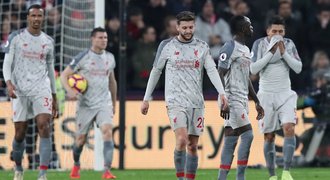 Liverpool ztratil, Arsenal skolil Agüerův hattrick, United opět vyhráli