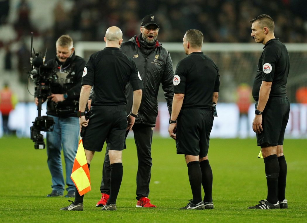 Kouč Liverpoolu Jürgen Klopp si po utkání vyřizoval nejasnosti s rozhodčími přímo na hrací ploše