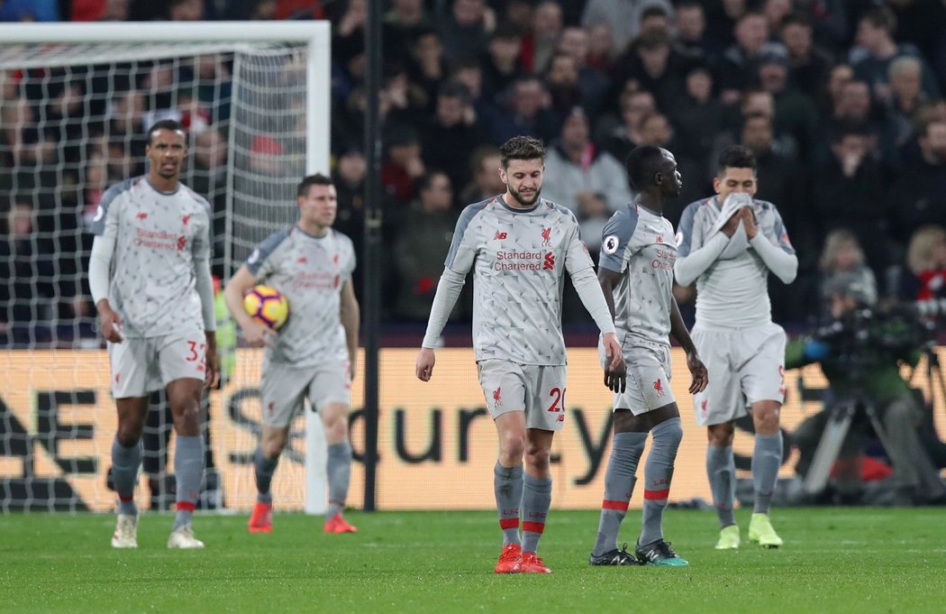 Fotbalisté Liverpoolu remizovali v dohrávce Premier League 1:1 na hřišti West Hamu a po 25. kole vedou tabulku už jen o tři body před Manchesterem City