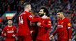 Fotbalisté Liverpoolu slaví jednu z branek v utkání Premier League, kterou zatím suverénně vedou