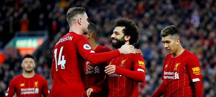 Fotbalisté Liverpoolu slaví jednu z branek v utkání Premier League, kterou zatím suverénně vedou