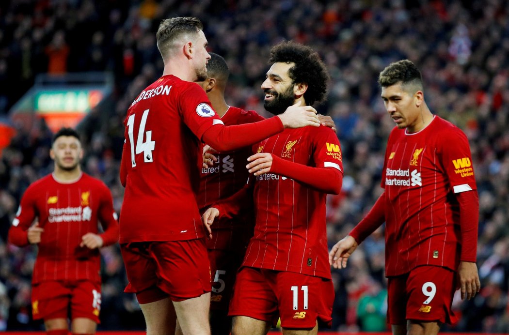 Fotbalisté Liverpoolu slaví jednu z branek v utkání Premier League, kterou zatím suverénně vedou