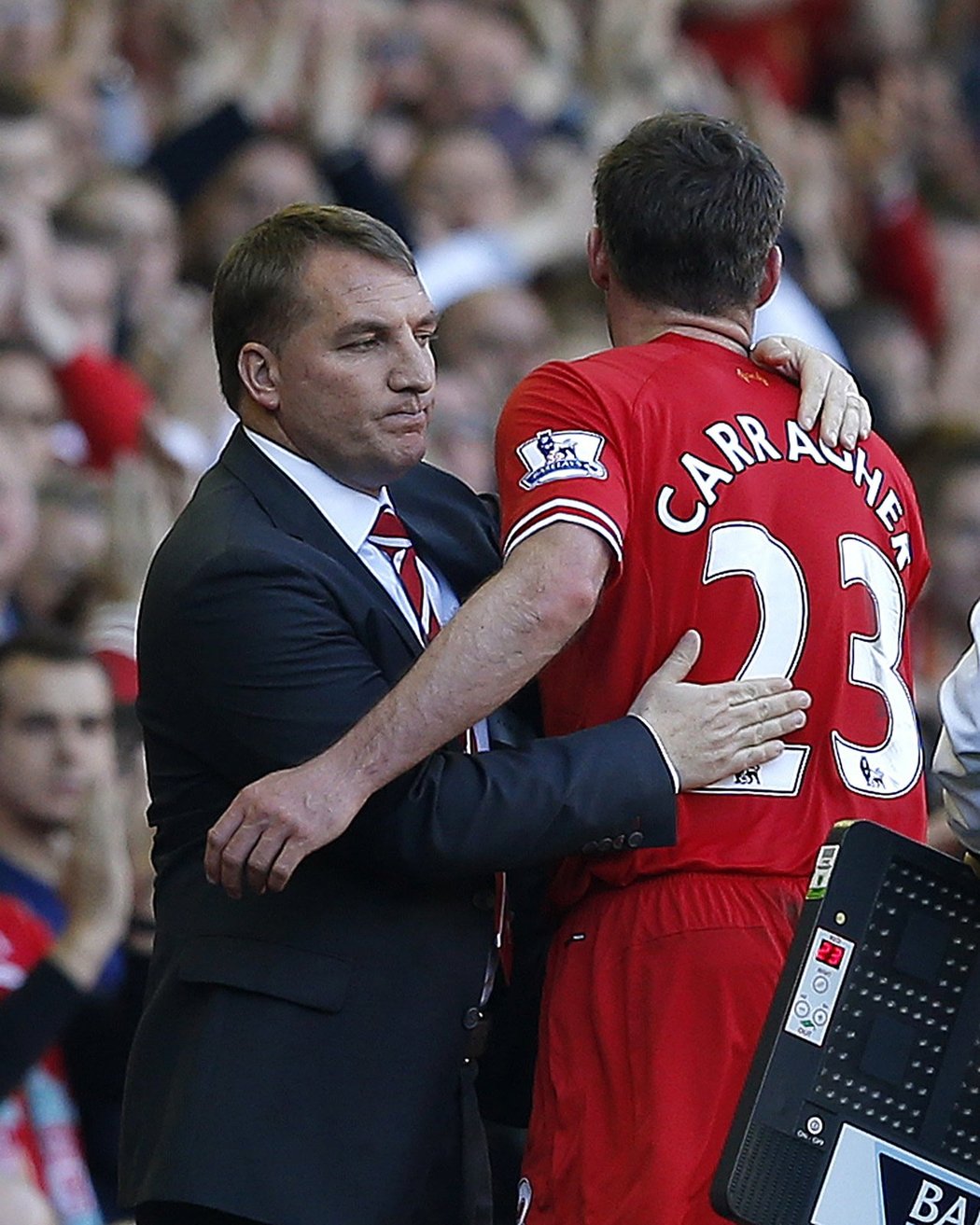 Jamie Carragher se objímá s trenérem Liverpoolu Brendanem Rodgersem