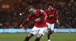 Wayne Rooney střílí z penalty gól do sítě Prestonu. Manchester United vyhrál pohárový zápas 3:1.