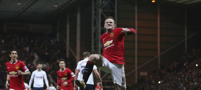 Wayne Rooney střílí z penalty gól do sítě Prestonu. Manchester United vyhrál pohárový zápas 3:1 a Rooney se mocně radoval. Že penaltový zákrok přihrál mu vůbec nevadilo.