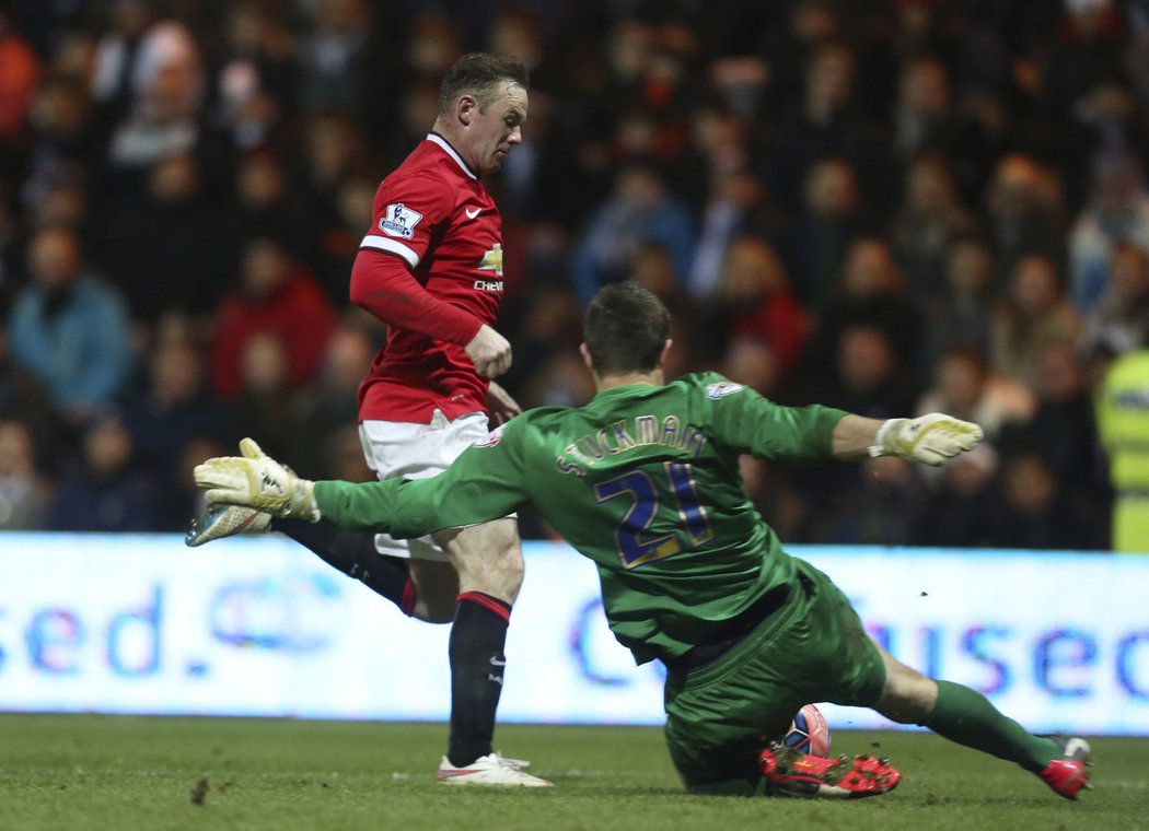 Gólman Prestonu se odvážně vrhá Rooneymu pod nohy, útočníka sice nezasáhl, sudí ale stejně pískl penaltu. Manchester United z ní pečetil vítězství na půdě Prestonu 3:1.