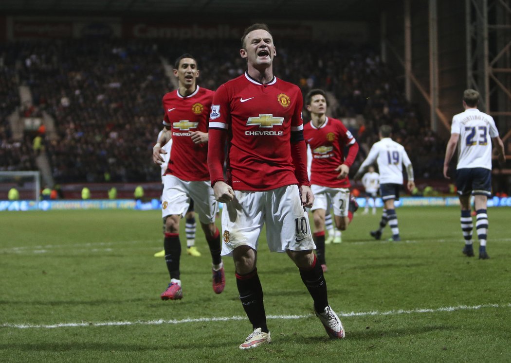 Wayne Rooney střílí z penalty gól do sítě Prestonu. Manchester United vyhrál pohárový zápas 3:1 a Rooney se mocně radoval. Že penaltový zákrok přihrál mu vůbec nevadilo. Vychutnával si radost spolu s fanoušky United.