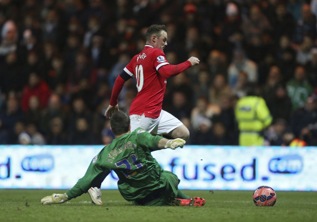 Gólman Prestonu se odvážně vrhl pod nohy útočníka Rooneyho. Kanonýra United nezasáhl, ale sudí nařídil penaltu. Manchester United z ní pečetil vítězství na půdě Prestonu 3:1.