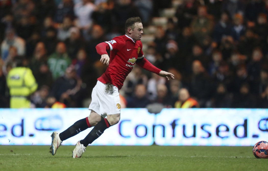 Útočník Manchesteru United Wayne Rooney padá k zemi na hřišti Prestonu a sudí nařizuje penaltu. Kapitán United to od expertů za přihraný zákrok schytal.