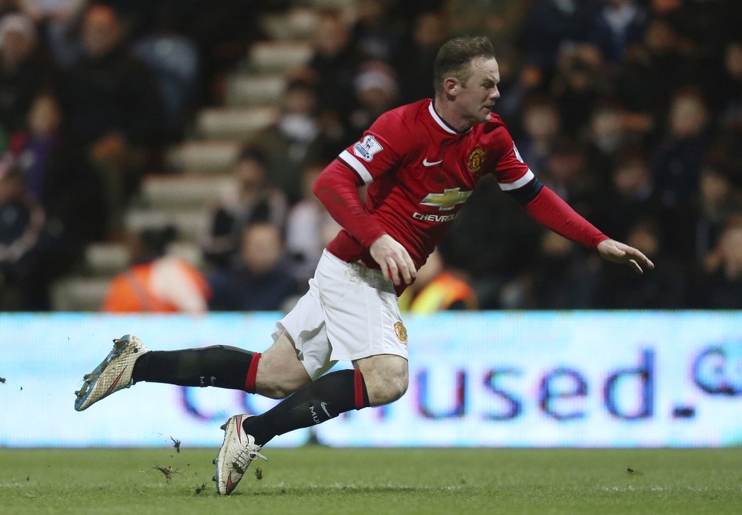 Útočník Manchesteru United Wayne Rooney padá k zemi na hřišti Prestonu a sudí nařizuje penaltu. Kapitán United to od expertů za přihraný zákrok schytal.