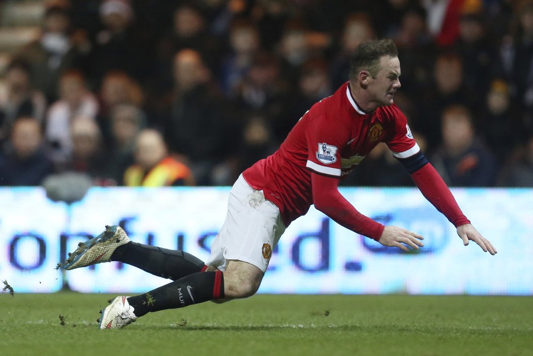 Útočník Manchesteru United Wayne Rooney padá k zemi na hřišti Prestonu poté, co obešel gólmana. Sudí nařídil penaltu, i když ke kontaktu nedošlo. Kapitán United to od expertů za přihraný zákrok schytal.