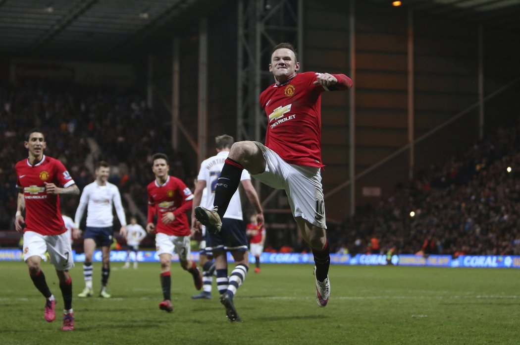 Wayne Rooney střílí z penalty gól do sítě Prestonu. Manchester United vyhrál pohárový zápas 3:1 a Rooney se mocně radoval. Že penaltový zákrok přihrál mu vůbec nevadilo.