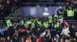 V úvodu utkání Anglie - Maďarsko musela zasahovat policie v sektoru hostujících fanoušků