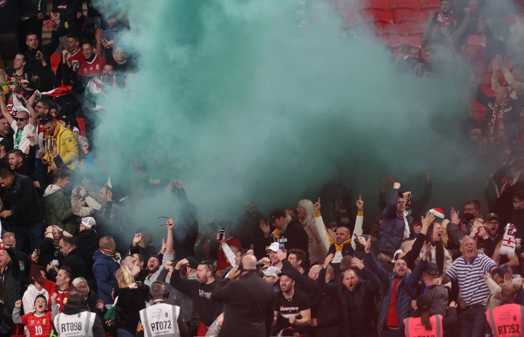 V úvodu utkání Anglie - Maďarsko musela zasahovat policie v sektoru hostujících fanoušků