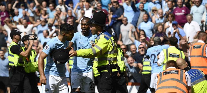 Divoké oslavy hráčů City s fanoušky měly pořádnou dohru