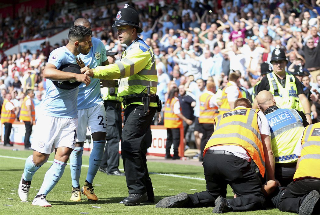 Agüero musel být uklidňován jedním z policistů