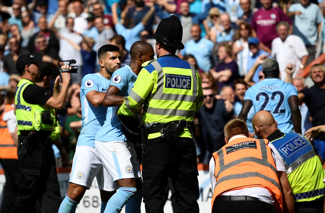 Agüero musel být uklidňován jedním z policistů