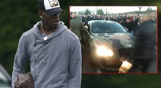 Nechutní fanoušci United. Balotellimu na rozlučku pomočili auto!