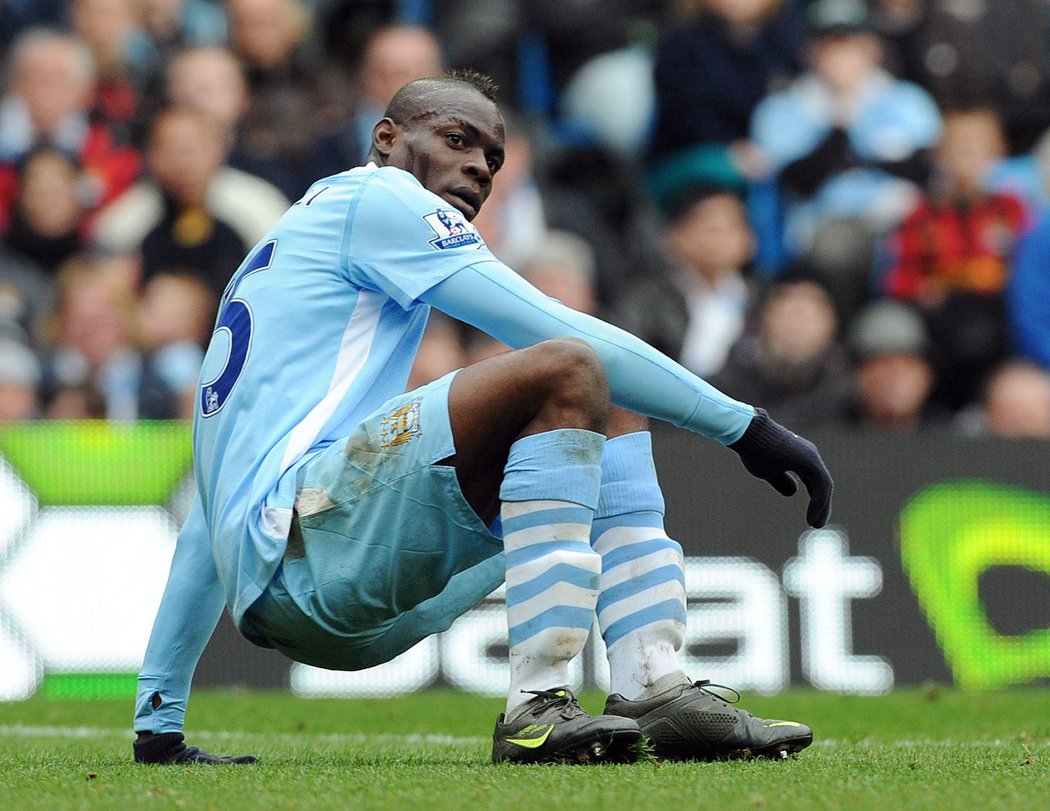 Mario Balotelli dal v utkání se Sunderlandem dvě branky, kouč Mancini ho po zápase přesto tvrdě kritizoval