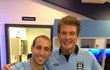 David Hasselhoff pózuje v šatně Manchesteru City s Pablem Zabaletou