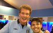 Bývalá hvězda seriálu Pobřežní hlídka David Hasselhoff si užívá svou návštěvu v šatně Manchesteru City, na snímku pózuje se zraněným argentinským střelcem Sergio Agüerem