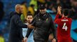 Kapitán Manchesteru City Vincent Kompany se zdraví s trenérem Liverpoolu Jürgenem Kloppem
