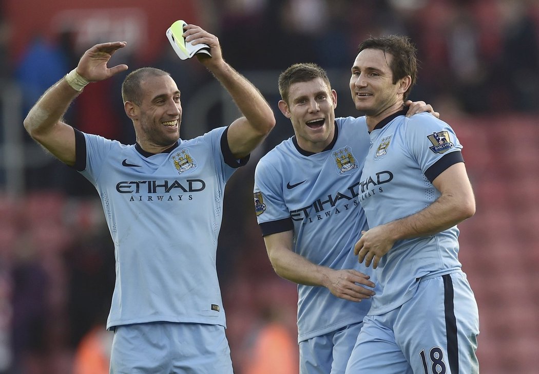 Pablo Zabaleta, James Milner a Frank Lampard se radují z vítězství 3:0 na hřišti Southamptonu