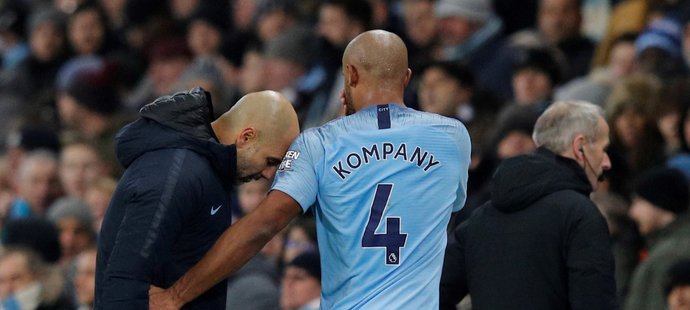 Vincent Kompany a Pep Guardiola po výhře Manchesteru City nad Liverpoolem