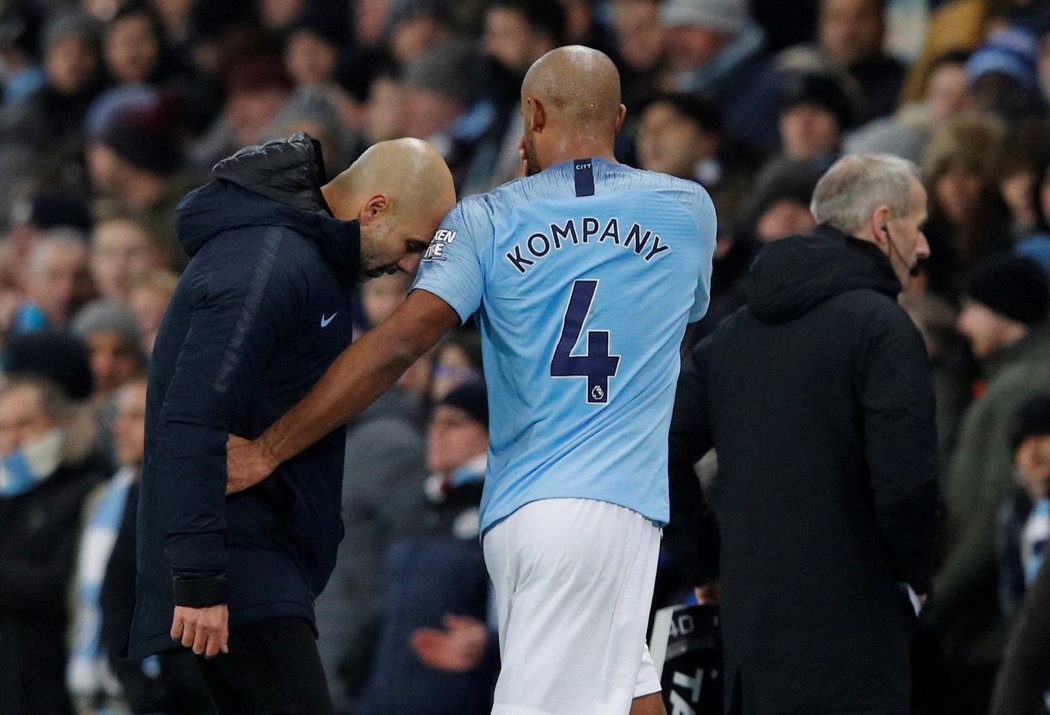 Vincent Kompany a Pep Guardiola po výhře Manchesteru City nad Liverpoolem