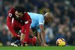 Tvrdý souboj mezi Mohamedem Salahem a Vincentem Kompanym v utkání Liverpoolu s Manchesterem City